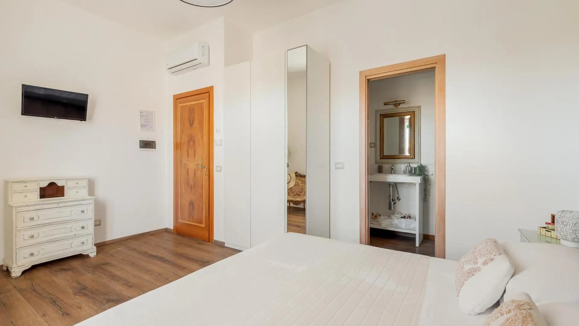 Guest House Maison 6 Lido di Ostia 3*,  Italy